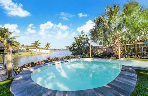 Miami Gardens Villa | Dior Lake Front Villa With Infinity Pool