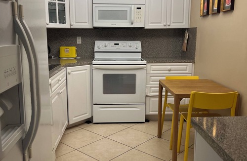 Hallandale Beach Condo | Direct Ocean views . Fully furnished 2 bedroom Condo in Hallandalle beach