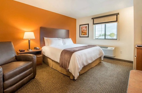 Kalispell Hotel | Discover Comfort: Room with Full Kitchen Near Glacier Park! Free Parking