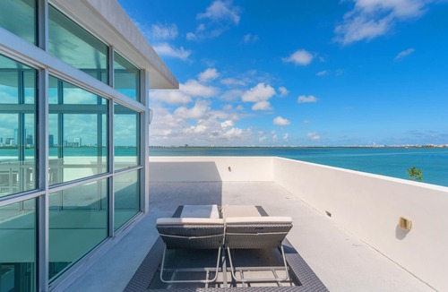 Venetian Islands Villa | Discover Paradise: Your Exclusive Miami Beach Waterfront Escape!