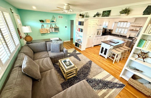 Historic District House | Dog Friendly! Booking 2026! Sleeps7, 1 mile 2 beach