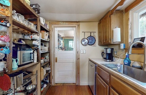 Fair Haven Cabin | Dog-friendly cabin on the water with a sunroom, firepit, & full kitchen