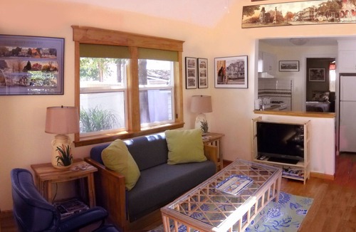 Villas Apartment | Dog Friendly, Cozy Cottage, 1st Floor Apt for 2; A Fine Art and Garden Retreat!