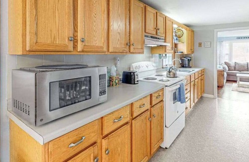 South Chatham House | Dog-Friendly Home w/Yard, Deck, Free WiFi, New Gas Grill - Walk to the Beach