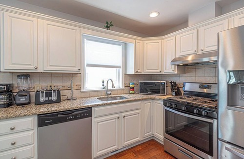 Little Salisbury House | Dog-Friendly house. Luxury 2-story, 3 bedrooms plus den house with free WiFi, linen included, backyard for pet friendly, located in a family-friendly neighborhood on the bayside just a few blocks from the beach!