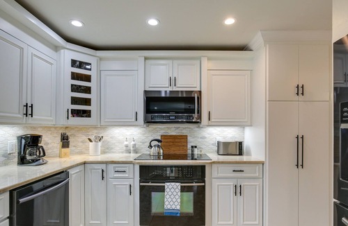 Margate House | Dog-Friendly Margate Home w/ Lanai + Hot Tub!