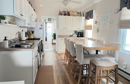 Wildwood House | Dog friendly single-fenced yard-walk to everything