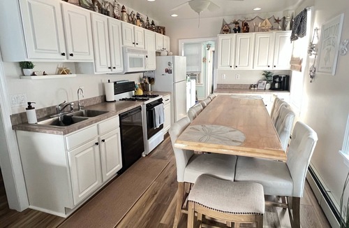 Wildwood House | Dog friendly single-fenced yard-walk to everything