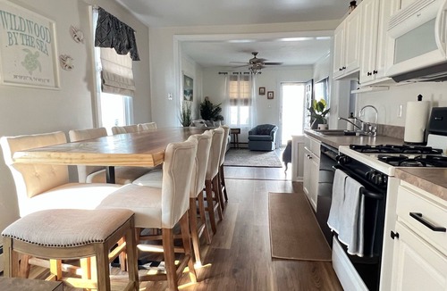 Wildwood House | Dog friendly single-fenced yard-walk to everything