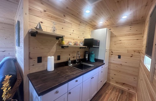 Elmo Cabin | Dora’s Cabin at Grans – Flathead Lakefront, Firepit, Dock, Kayaks, Pet Friendly.
