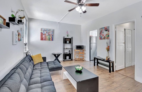 Pineapple Grove Arts District Cottage | DOWN TOWN DELRAY, walk to Atlantic Ave, beach, pets are welcome