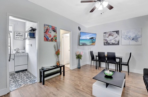 Pineapple Grove Arts District Cottage | DOWN TOWN DELRAY, walk to Atlantic Ave, beach, pets are welcome