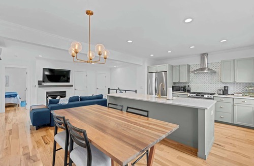 St. Michaels House | Downtown Flat Walk to Dining & Shops Sleeps 4