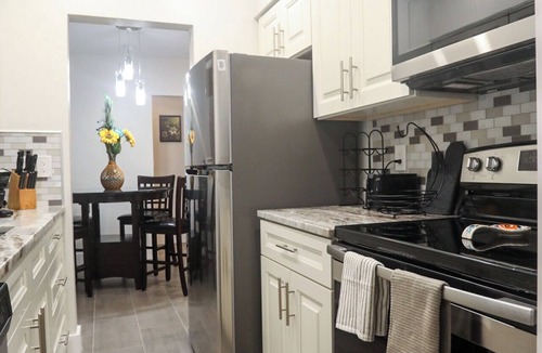 Royal Poinciana Apartment | Downtown Hollywood Classy One Bedroom! 2miles to Hollywood Beach