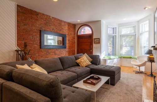 Mount Vernon Square House | Downtown living! Sleeps 14 wEV parking balcony
