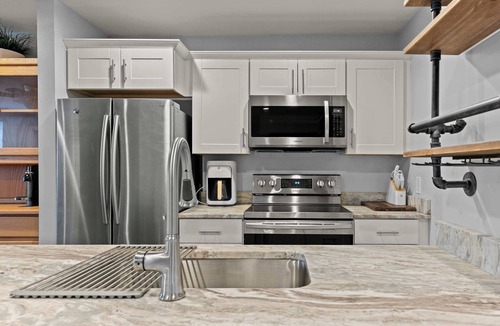 Yachting Village Condo | Downtown Newport Escape on Coveted Thames Street