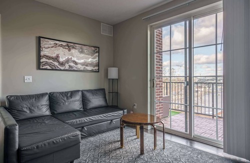 Downtown Columbus Apartment | Downtown Views from a Stylish 2BR with Balcony