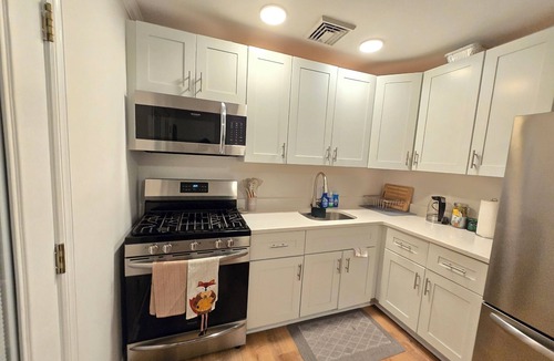 Middlesex House | Dream Comfort Ranch Central NJ NYC, Pet Friendly, Sleeps 8, Deck & Fenced Yard