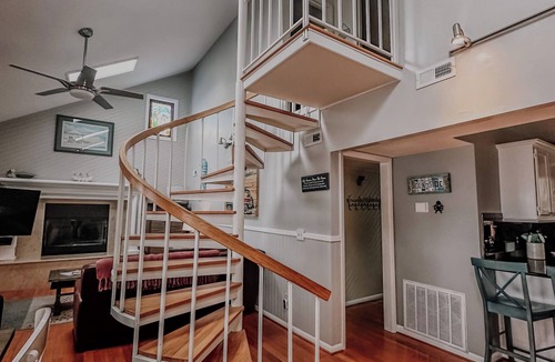 Caffeys Quarters House | DuckUtopia-Pool/HotTub/Private Dock/0.3mi to Beach