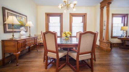 Cape May House | Duke Of Windsor - 7 Bedrooms Sleeps 26!