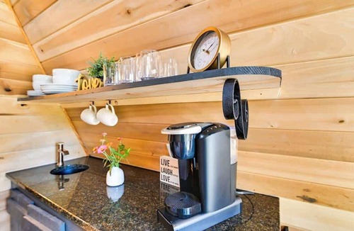 Cherokee Cabin | Eagle’s Nest Couples Escape w/Hot Tub & Firepit