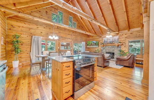 Craig Creek Cabin | Eagles Rest~ Grand, Luxurious & Peaceful— Near Hiking Trails & Virginia Tech!
