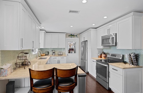 East Boca Raton House | EAST BOCA RATON 1MILE TO BEACH great central location!PRIVATE HEATED POOL