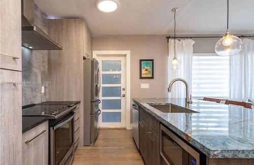 Eastern Shores Condo | Eastern Shores "JEM" located in the Heart of Sunny Isle's, North Miami Beach! 1/