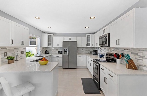 Lauderdale Beach House | ~Easy Breezy~ Walk to Beach, Dining & Shops! Relaxing Patio w/Hot Tub & Hammock
