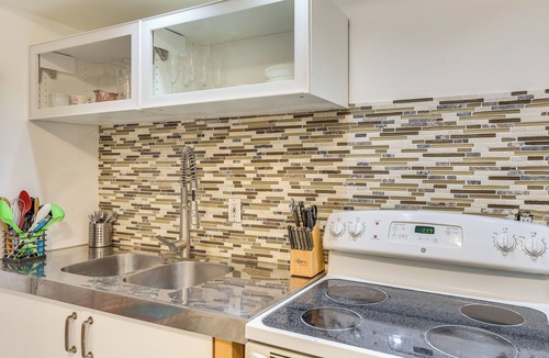 Bulls Ferry and Jacob's Ferry Cottage | Easy NYC Commute: Getaway Near Metlife Stadium!