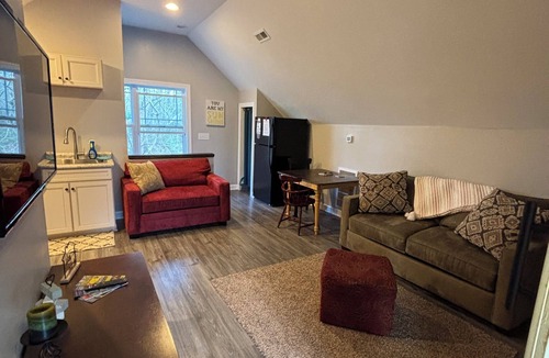 Woods Cross Roads Apartment | Eclectic Apartment- 2-4 friends- Family centered. Safe Neighborhood