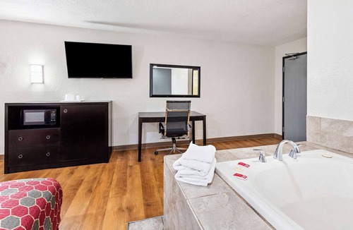Montrose Hotel | Econo Lodge Akron Copley Northwest
