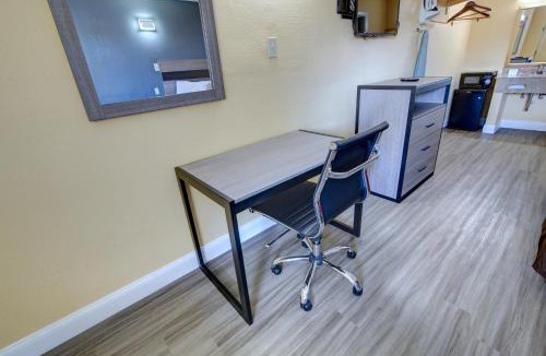Norfolk Cabin | Econo Lodge at Military Circle