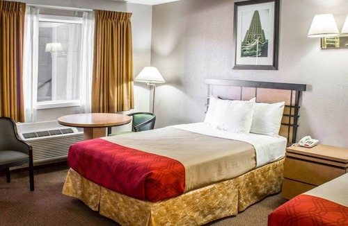 Colonie Hotel | Econo Lodge Inn & Suites Colonie Center Mall