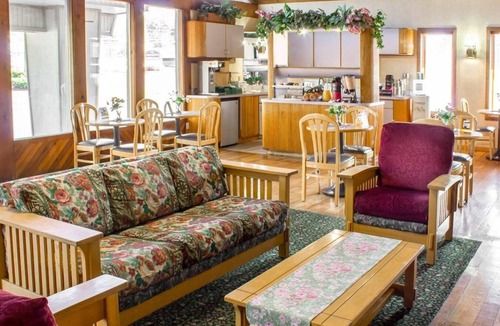 Colonie Hotel | Econo Lodge Inn & Suites Colonie Center Mall