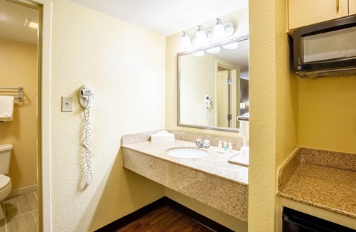 Fleet Hotel | Econo Lodge Naval Station Norfolk