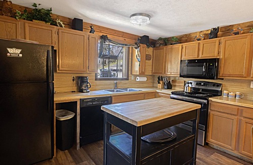 Edray House | Edelweiss Haus: Cozy Renovated Mountain Retreat - Hot Tub & Dual Outdoor Decks