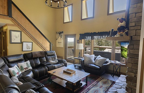Edray House | Edelweiss Haus: Cozy Renovated Mountain Retreat - Hot Tub & Dual Outdoor Decks