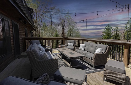 Edray House | Edelweiss Haus: Cozy Renovated Mountain Retreat - Hot Tub & Dual Outdoor Decks