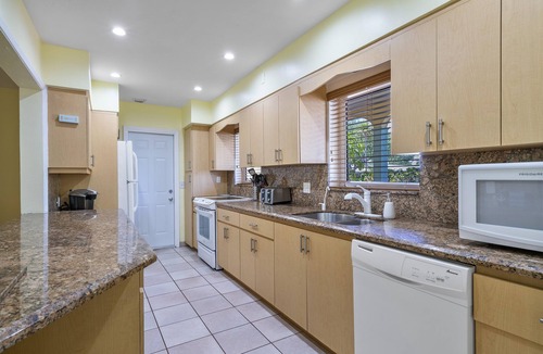 Lauderdale-by-the-Sea House | Eden's Reef-2Bedroom/2.5Baths- Sleeps 8- Walk to Beach- Heated Pool