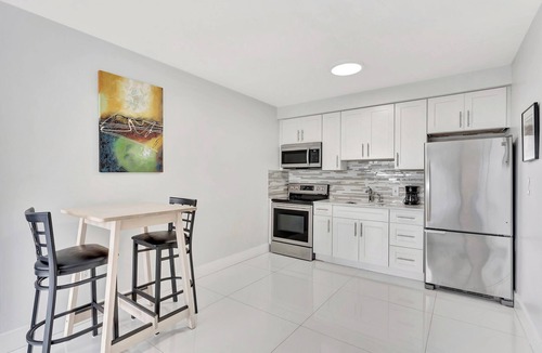 Bermuda Riviera Apartment | Efficiency with City Views