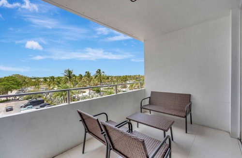 Bermuda Riviera Apartment | Efficiency with City Views
