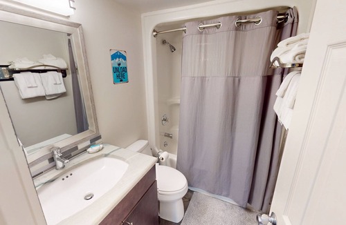 Snowshoe Condo | Elegant 2BR Flat at Silvercreek by RedAwning