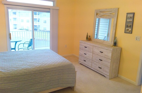 Lewes Condo | Elegant and cozy beach condo for your family vacation with pool and pond