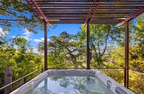 La Crescenta-Montrose House | Elegant City View | Quick Drive to LA | Hot Tub