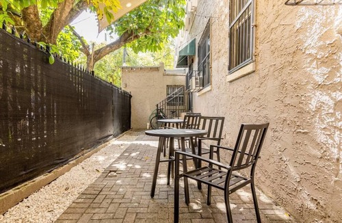 Little Haiti Apartment | Elegant Design Studio Free Parking & Wi-Fi great for long stays.