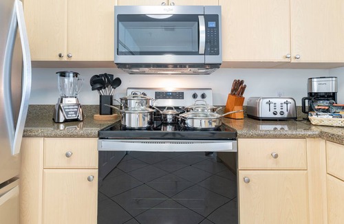 Coral Way Condo | Elegant, King Bed,Parking,Wifi, Self check in