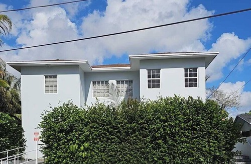 West Little River House | Elegant lakeview Miami home cozy, clean, and comfortable perfect for a relaxing.