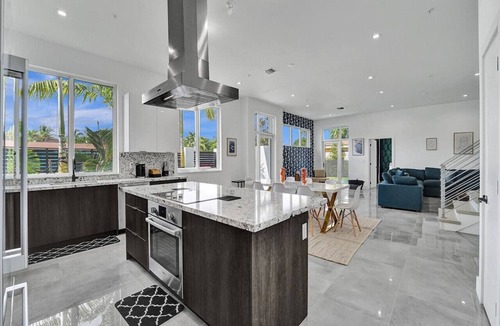 Lake Ridge House | Elegant New Modern Villa w/Pool