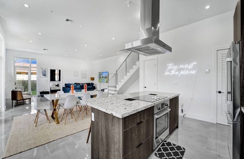 Lake Ridge House | Elegant New Modern Villa w/Pool